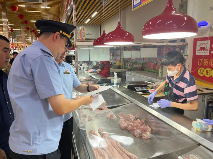 海淀市场监管局正在检查商贩进出货单据。图/余源摄