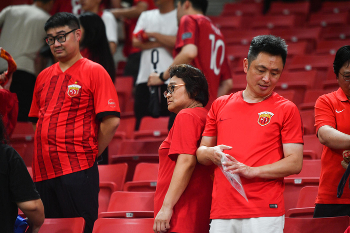 上海海港被淘汰出局，现场球迷很失望 图据视觉中国