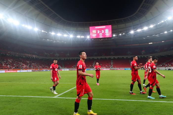 2023亚冠附加赛，上海海港2比3不敌巴吞联，武磊等海港球员失望离场 图据视觉中国