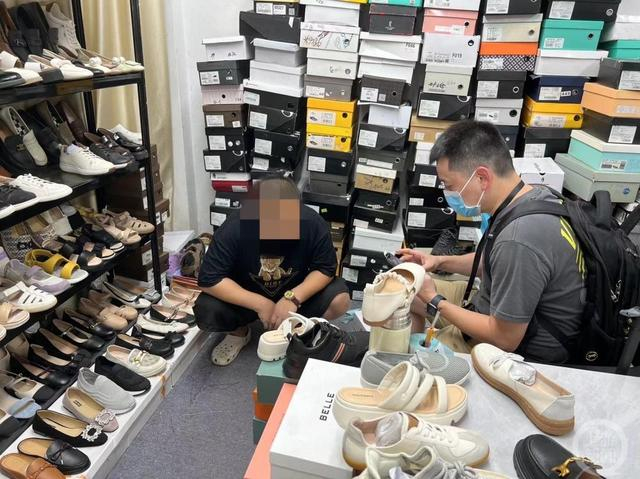 ▲普陀警方在直播间查获的大量假鞋。图片来源/普陀警方
