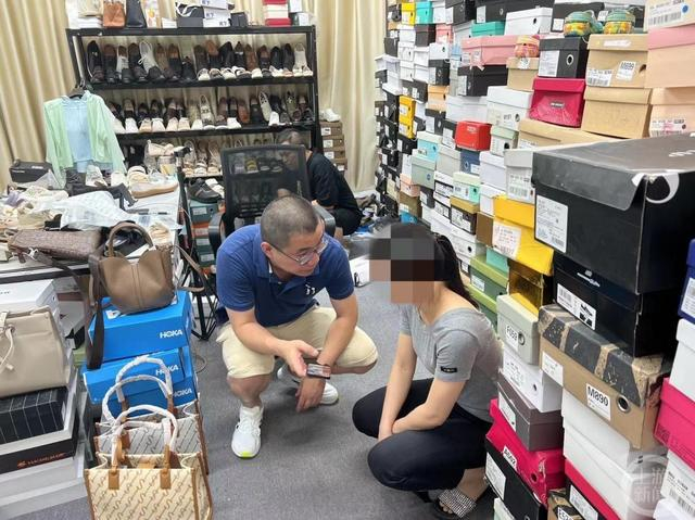 ▲普陀警方在直播间查获的大量假鞋。图片来源/普陀警方