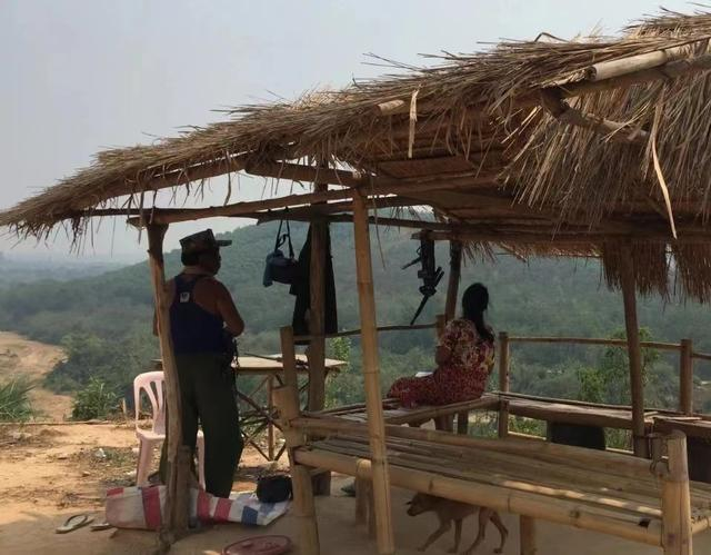 当地村庄的民兵为矿山老板守山。受访者供图