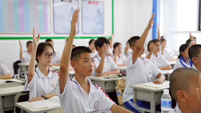 8月21日，舒兰市第三中学校学生在教室内认真上课。石天蛟/摄
