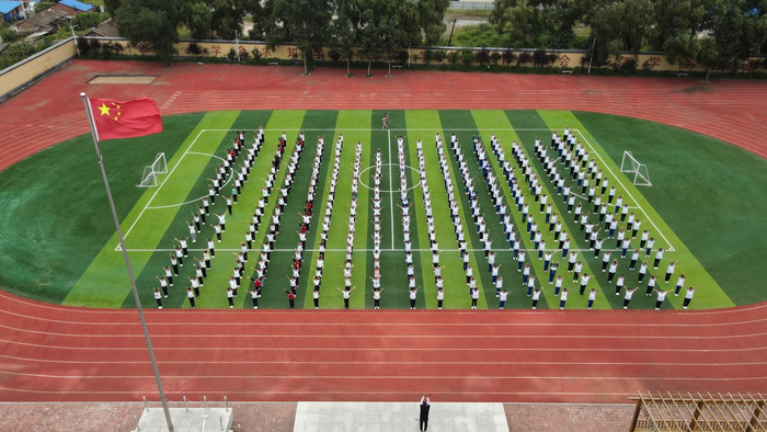 8月21日，舒兰市第三中学校学生在操场上开展大课间活动。石天蛟/摄