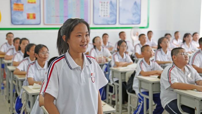 8月21日，舒兰市第三中学校学生在教室内回答老师提问。石天蛟/摄