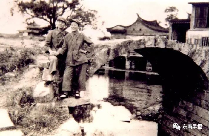 百源川池拱桥旁留影