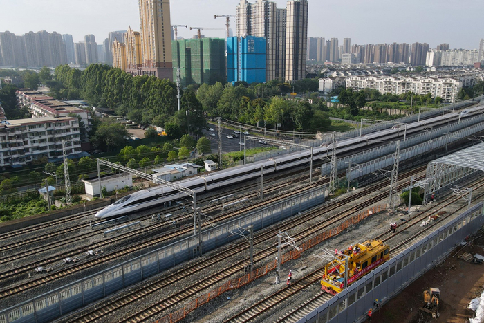 冷滑试验车行驶在成宜高铁上。图片由成兰铁路公司提供