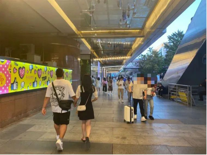 不少情侣在西单商圈共度七夕 记者杨梓岩/摄