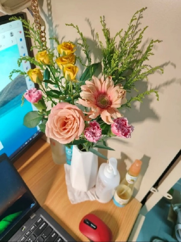 图说：今年七夕节不少年轻人选择通过即时零售自己动手搭配花束 采访对象供图