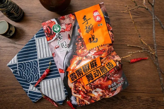 舌尖只需轻轻滚动便可骨肉分离，再加上搭配的辣鸡粉，香辣爆爽~