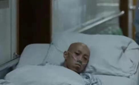 顾智国在《我不是药神》中饰演一位患有白血病的少年。电影截图