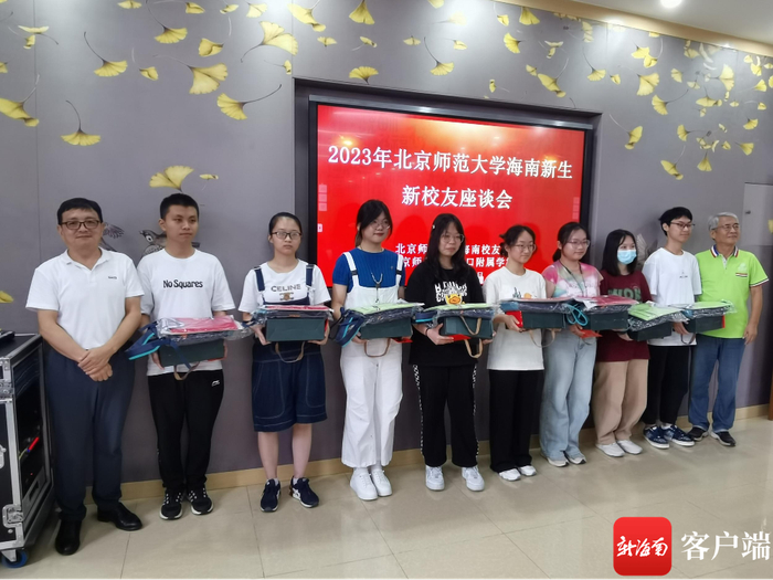 现场颁发奖金和奖品。记者 李文韬 摄