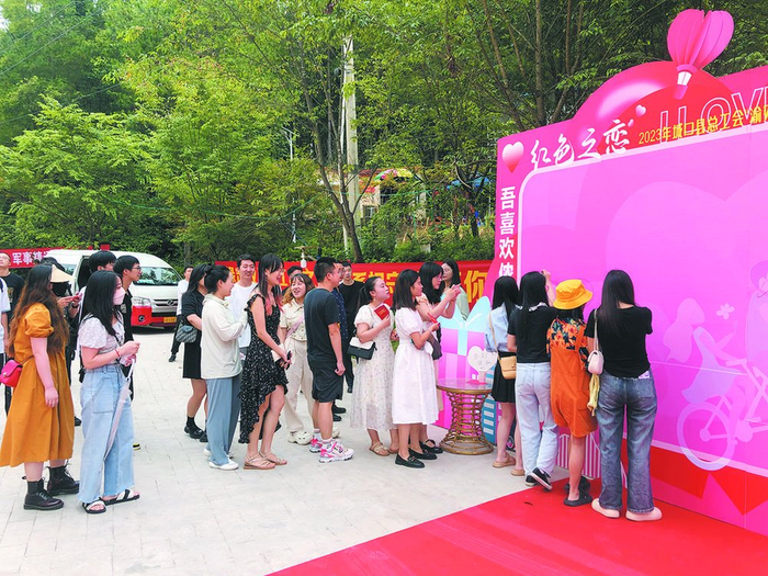     城口县青年职工开启“红色之恋”