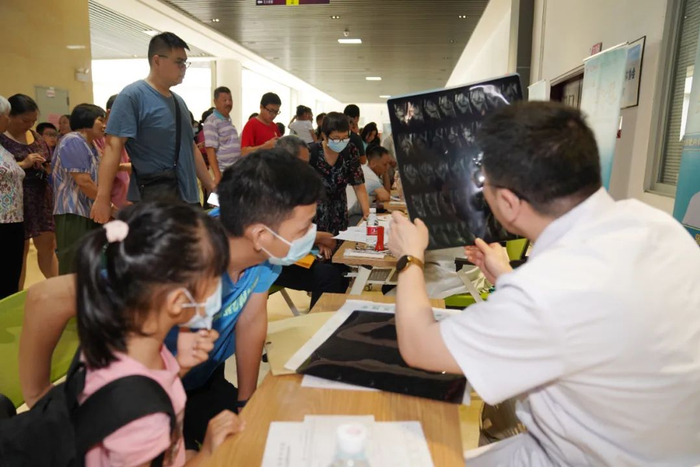 医生详细为群众分析身体情况。