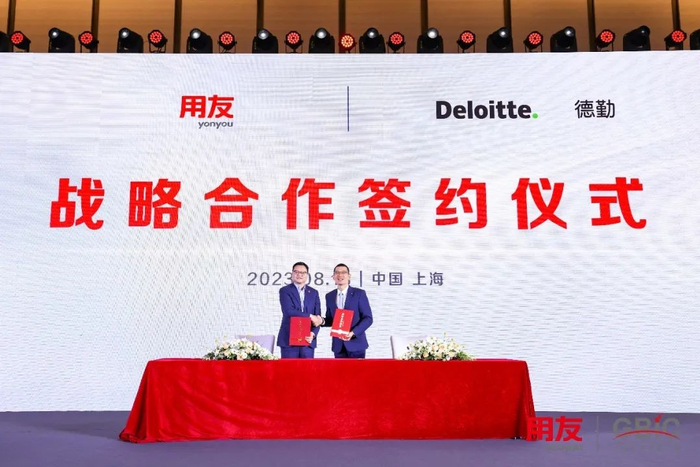 用友网络高级副总裁兼EBG总裁徐洋（左）与德勤中国鉴证服务部主管合伙人、理事会成员刘启鸿（右），代表双方签约