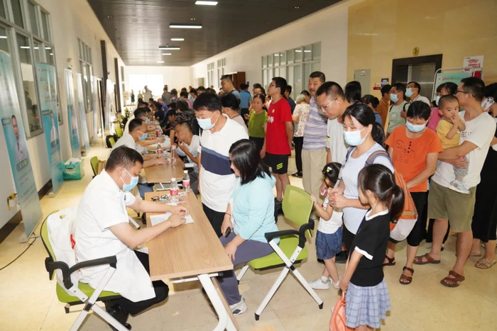 市民群众踊跃参加义诊活动。