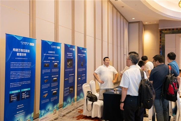 △ 参会嘉宾在超擎数智展位了解公司情况与算力网络产品
