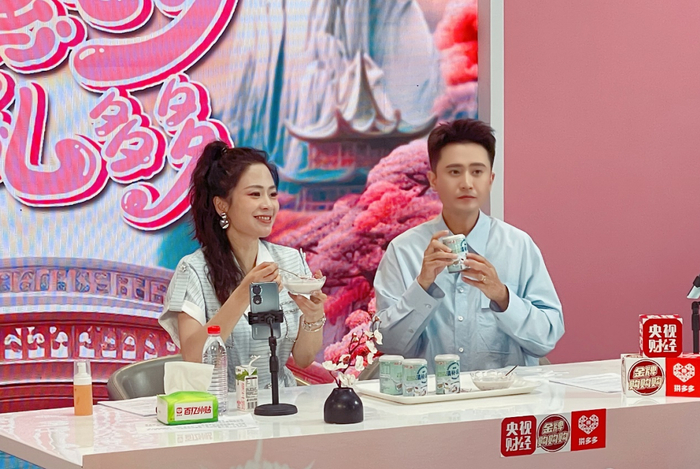 ▲ 拼多多百亿补贴七夕直播现场，央视总台主持人杨帆（右）、陈蓓蓓（左）为广大网友介绍海南清补凉。王欣｜摄