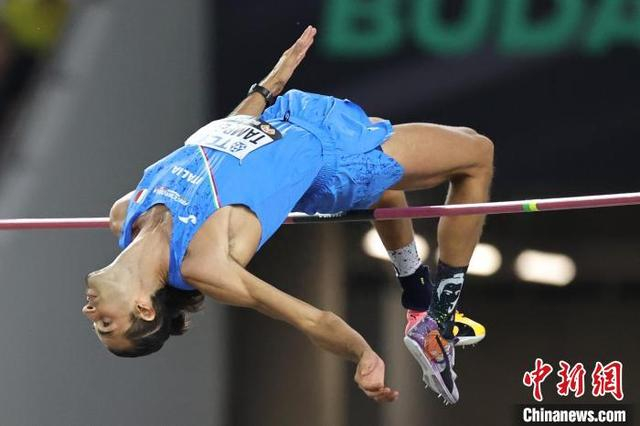 当地时间8月22日，布达佩斯田径世锦赛男子跳高决赛，意大利选手坦贝里夺得冠军。中新社记者 蒋启明 摄