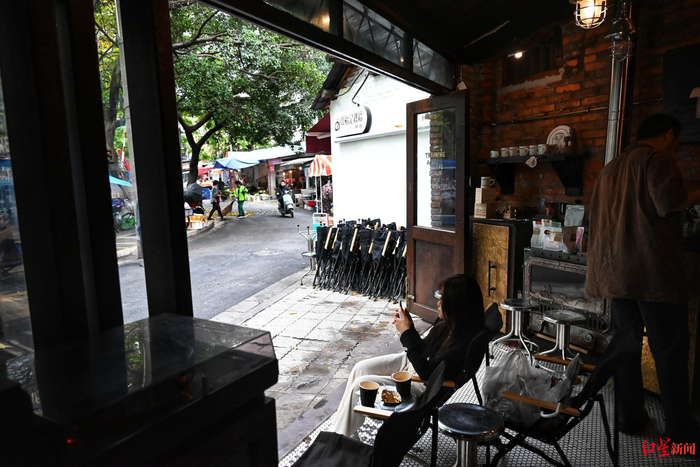 ▲成都街头，坐落于菜市的一家咖啡店