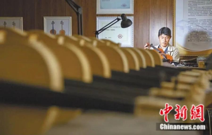 徐小峰制琴。黄国建 摄