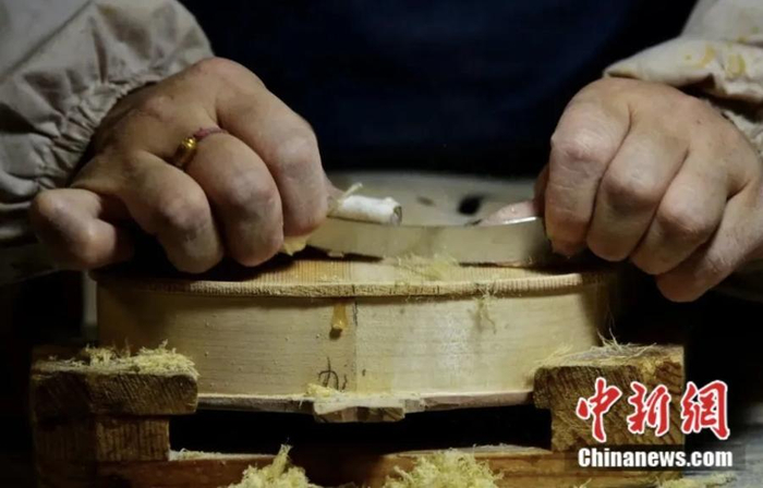 提琴制作。黄国建 摄