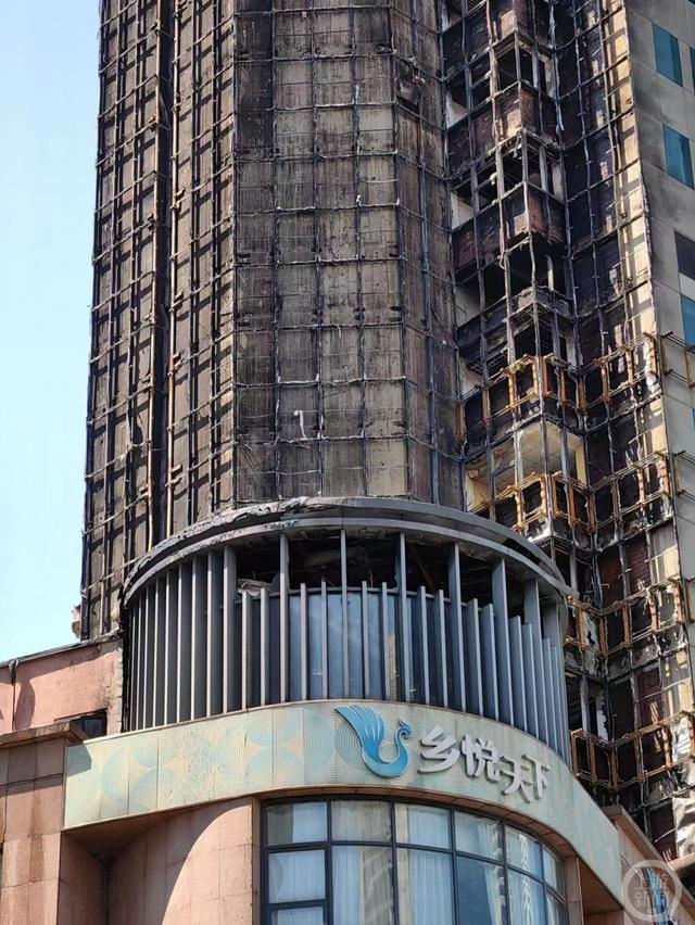 ▲天津新天地大厦东侧外墙受损严重。摄影/上游新闻记者 张锦 
