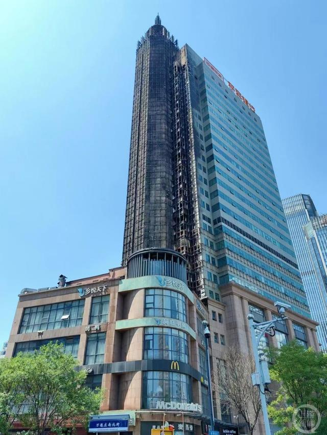 ▲天津新天地大厦东侧外墙受损严重。摄影/上游新闻记者 张锦 