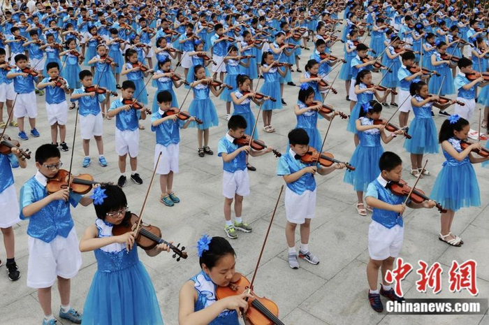 黄桥学生拉小提琴。黄国建 摄