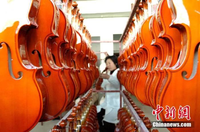 小提琴生产车间。黄国建 摄