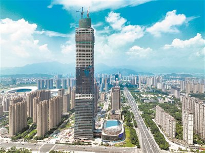 　　希尔顿339项目封顶，刷新温州城市天际线。 王斌 摄