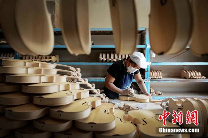 提琴制作。黄国建 摄