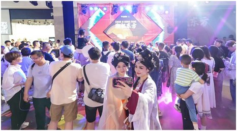 　　（顾客着汉服在点在西安曲江银泰游玩）