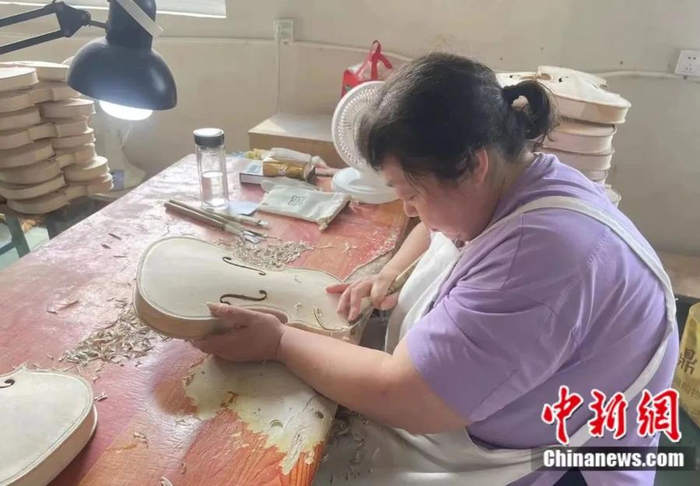提琴制作。徐珊珊 摄