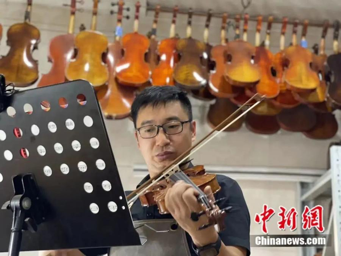 制琴师仇新亮。徐珊珊 摄