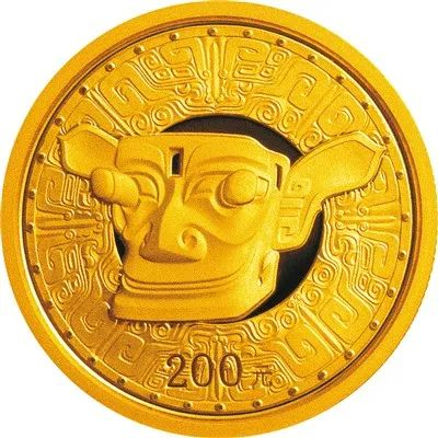 图为2002年发行的四川三星堆1/2盎司金币，背面主体图案为三星堆遗址出土的青铜纵目面具。