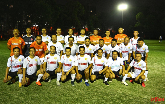 ▲成都市，蓉城开江足球队部分队员合影