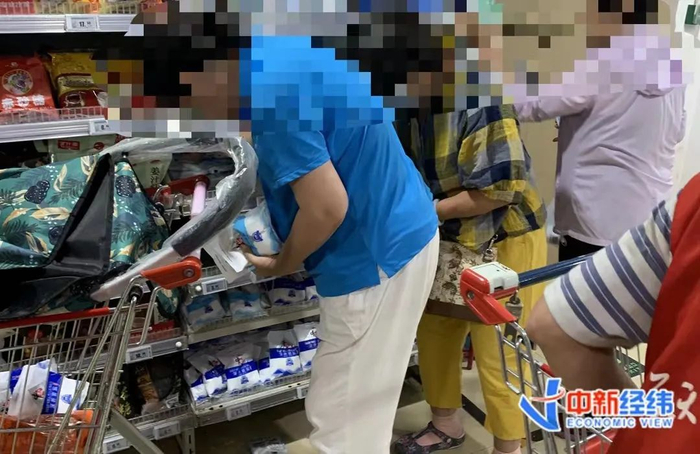 ▲24日下午，北京某超市内，消费者正在购买食盐。中新经纬林琬斯摄