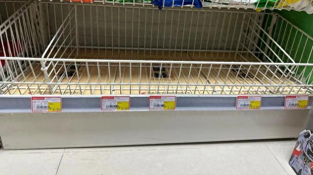 雨花台区一家社区超市内盐已卖光