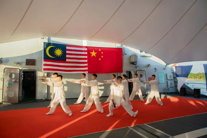 ▲图为编队官兵进行太极拳展演。吴亢慈 摄