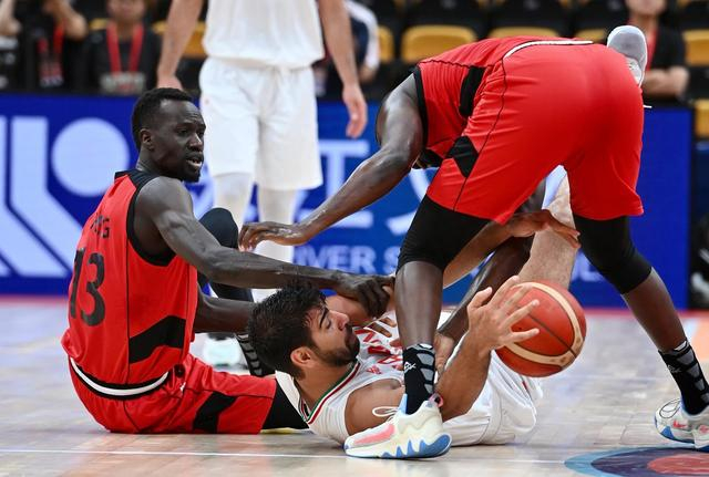 2023年8月20日，2023晋江国际男篮精英赛，南苏丹队77-71伊朗队。图为两队球员在比赛中激烈拼抢。图据视觉中国 