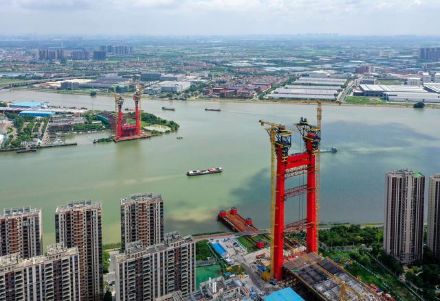 ▲广东佛山市，建设中的顺德大桥双主塔（无人机照片，8月4日）。图/新华社