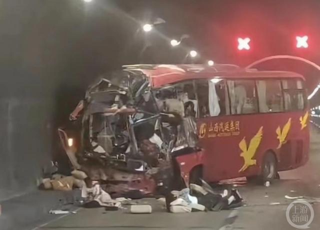 ▲事故大巴车车头损毁严重。图片来源/视频截图