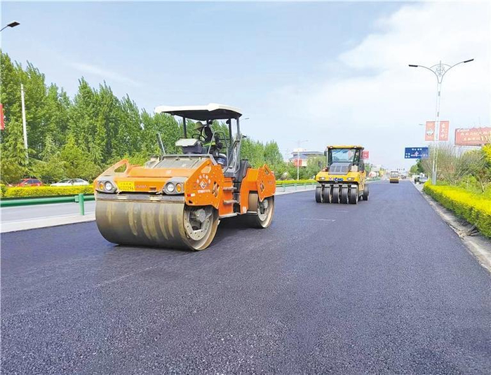 8月14日，宝鸡市凤翔区西府大道项目正在火热施工中。 记者 段承甫摄