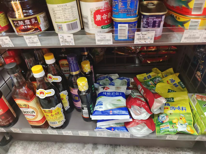 便利店货架上的食用盐。劳动报记者陆燕婷 摄影
