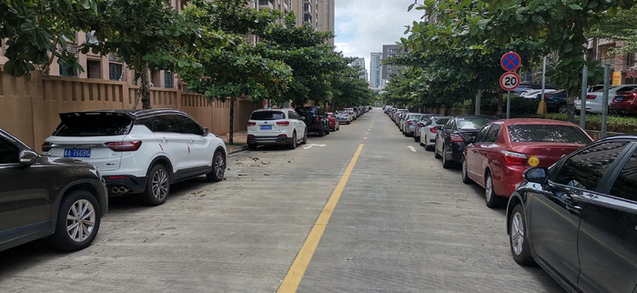 图为长平西街两边停满了车辆。