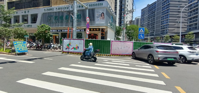 图为尚未移交的豪苑路边停放了不少车辆。