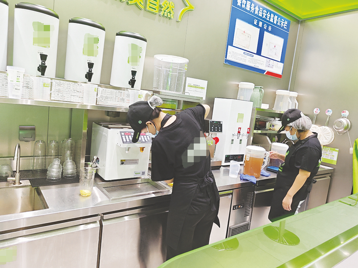     店员现场调制饮品