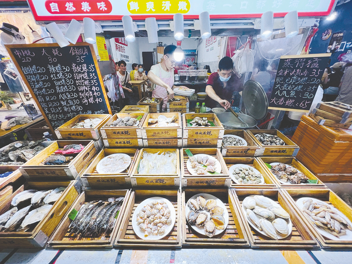     ▲南宁夜市美食众多    本报记者 宋延康 摄