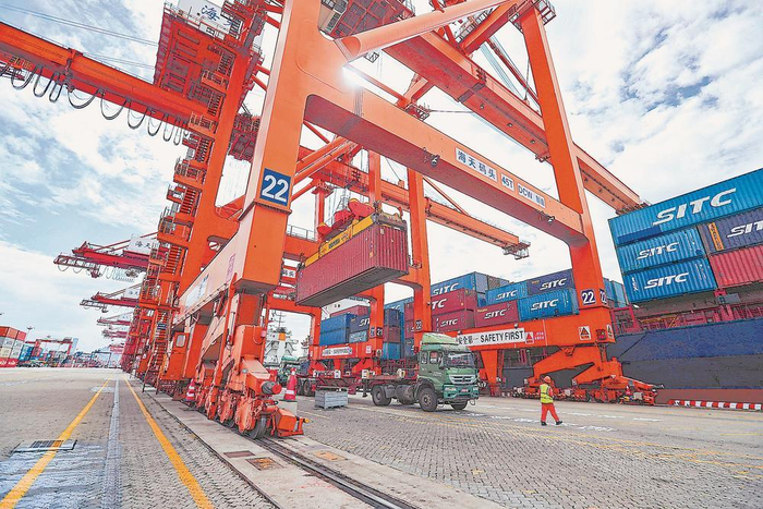    停泊在厦门港海天码头的“丝路海运”跨境电商快线“海丰先锋”轮本报记者 施辰静 摄